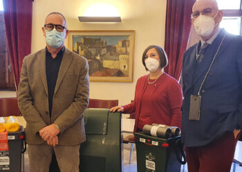 La consegna del kit al sindaco Campus