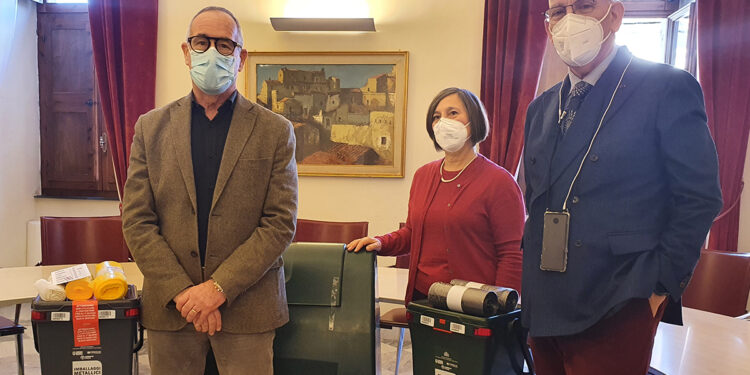 La consegna del kit al sindaco Campus