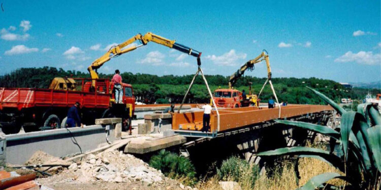 Ponte di Fertilia, i lavori di posizionamento delle passerelle in legno eseguiti nel 1999