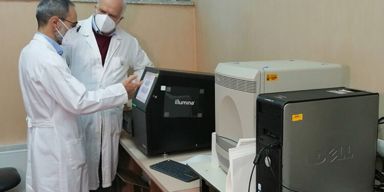 Aou Sassari: prof. Rubino e prof. Uzzau di lato al macchinario per sequenziare virus