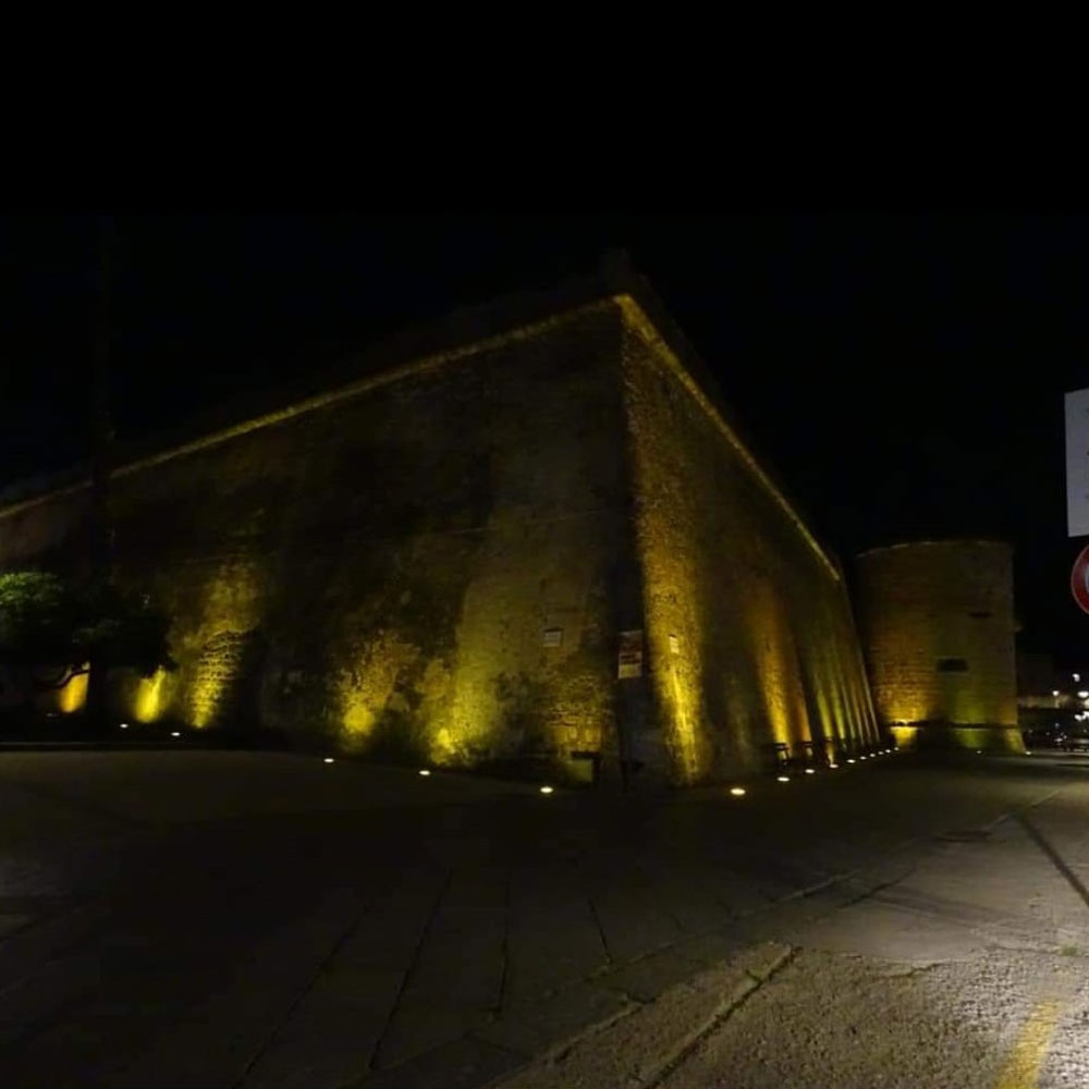 Le mura dello Scalo Tarantiello illuminate di giallo