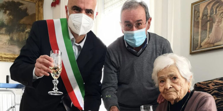 L'assessore Alessandro Sorgia con la centenaria Ida Caredda
