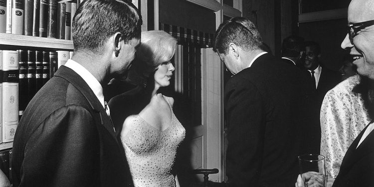 J.F. Kennedy e Marilyn Monroe (1962). 📷 Cecil W. Stoughton, fotografo ufficiale della Casa Bianca