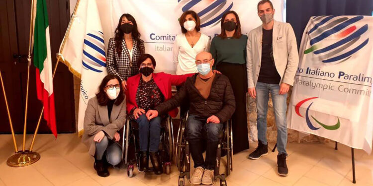 In piedi da sx Monica Vargiu, Tiziana Secchi, Manuela Caddeo, Simone Carrucciu. Seduti da sx Ilaria Meloni, la presidente Cristina Sanna e Carmelo Addaris.