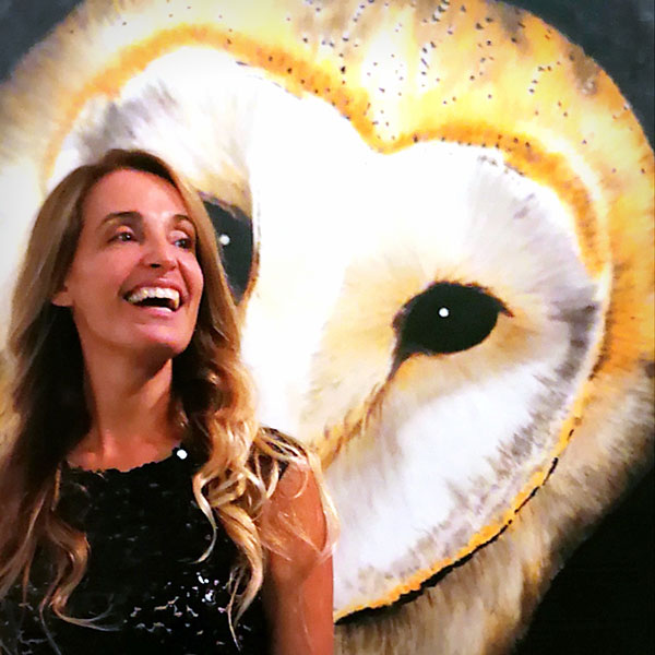 Tiziana Sanna con uno dei suoi dipinti