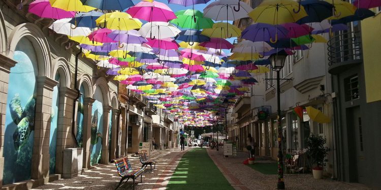 Umbrella Sky Art ad Águeda 📷 joaolitoprint0 | Pixabay