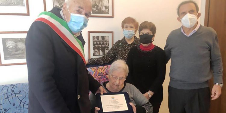 L'assessore Pinna consegna la targa alla neo centenaria