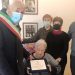 L'assessore Pinna consegna la targa alla neo centenaria