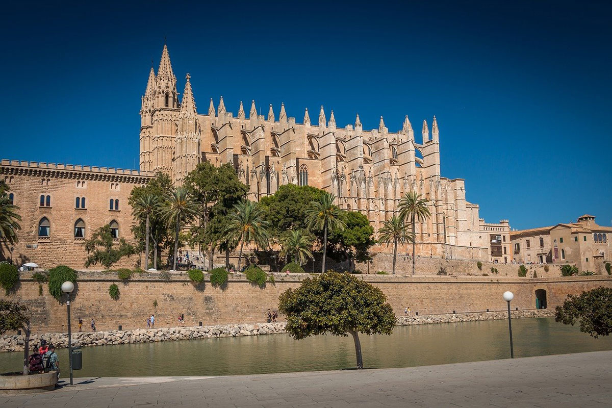 La Cattedrale di Palma di Maiorca. Foto Walkerssk da Pixabay