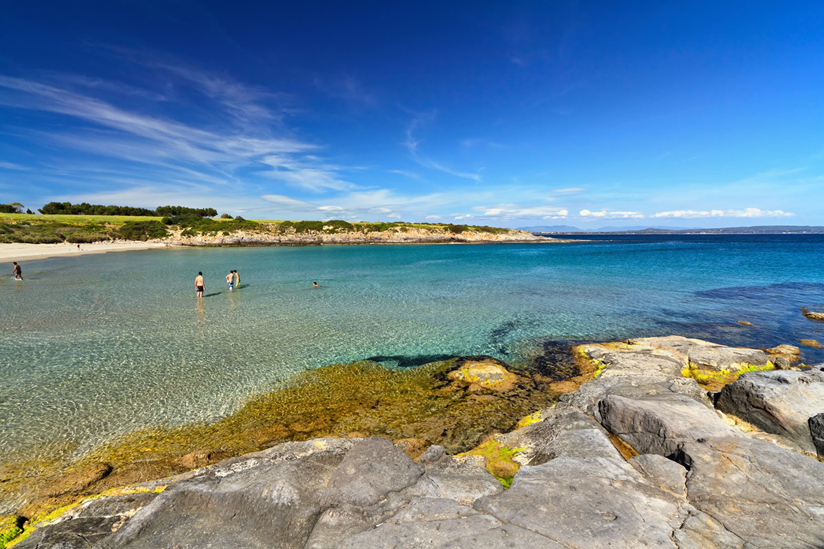 Spiaggia La Bobba, Isola San Pietro. 📷 Antonio S. License CC BY-NC-SA.