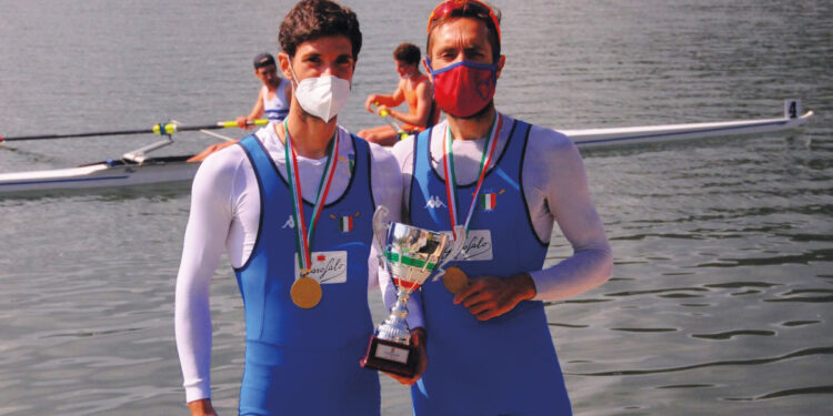 Stefano Oppo e Pietro Ruta sul podio con il trofeo. 📷 fapress © Enrico Artegiani