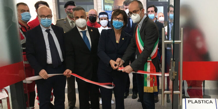 Il sindaco di Cagliari Paolo Truzzu e la presidente CRI Fernanda Loche