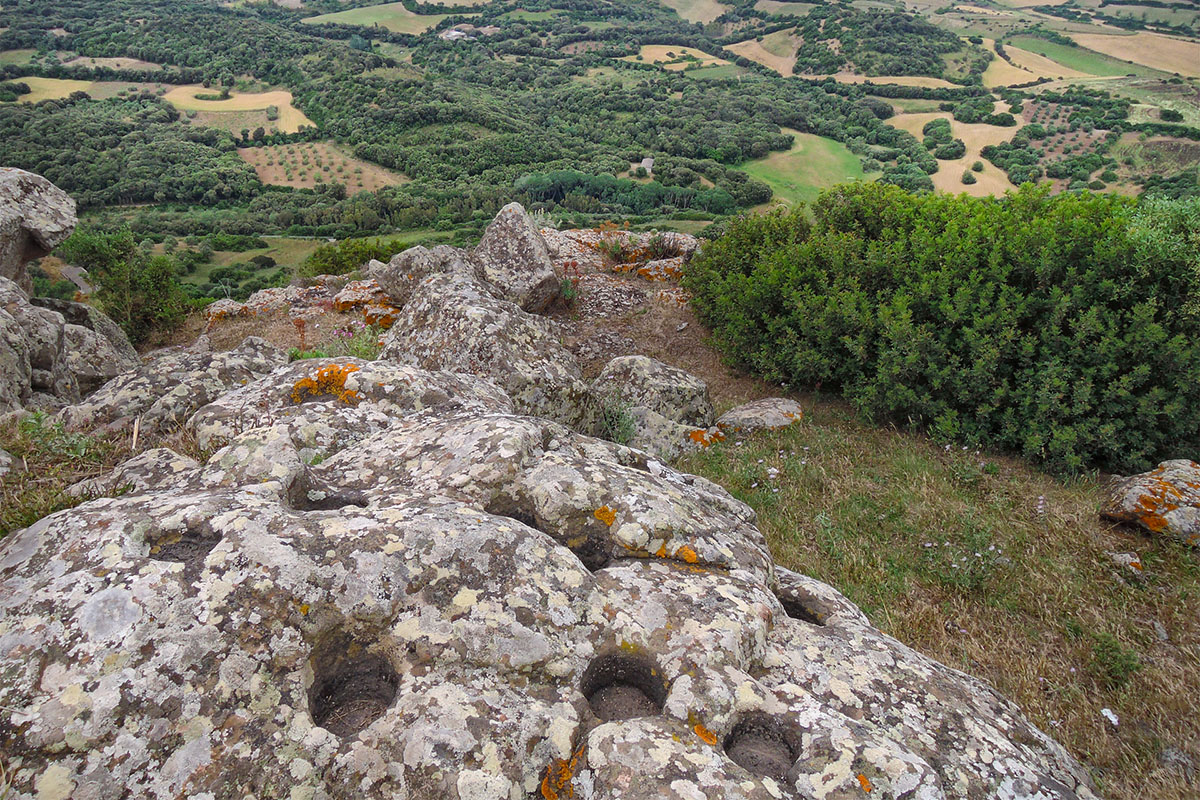 Collinas, “La roccia delle impronte”, Nuraghe Concali. 📷 Nicola Castangia