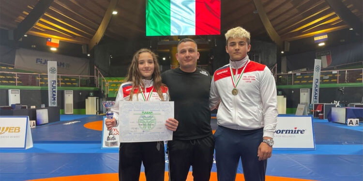 Da sinistra, Denise Piroddu, l'allenatore Mario Piroddu ed Emanuele Masia