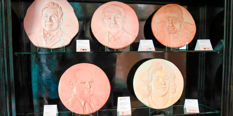 I tondi in ceramica dedicati agli ex sindaci