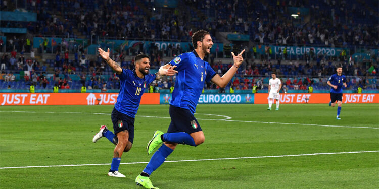 Manuel Locatelli esulta dopo aver segnato il primo gol durante UEFA Euro 2020 Championship Group A nel match tra Italia e Svizzera allo Stadio Olimpico di Roma il 16 giugno 2021. 📷 Claudio Villa/Getty Images