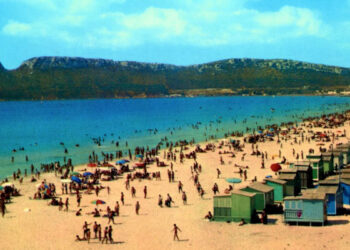 Anni 60, panoramica del Poetto dalla quarta fermata con gli indimenticabili casotti colorati