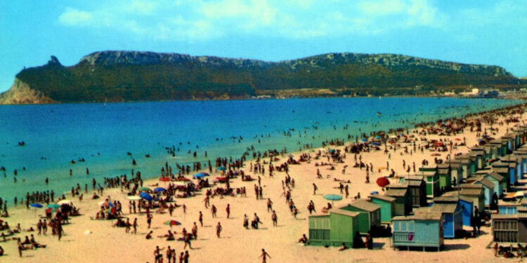Anni 60, panoramica del Poetto dalla quarta fermata con gli indimenticabili casotti colorati