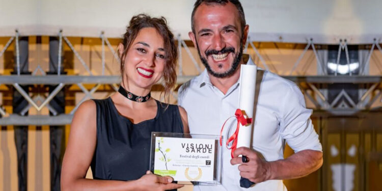 Roberto Carta riceve il Premio Giovani a Visioni Sarde 2020. 📷 Barbara Pau