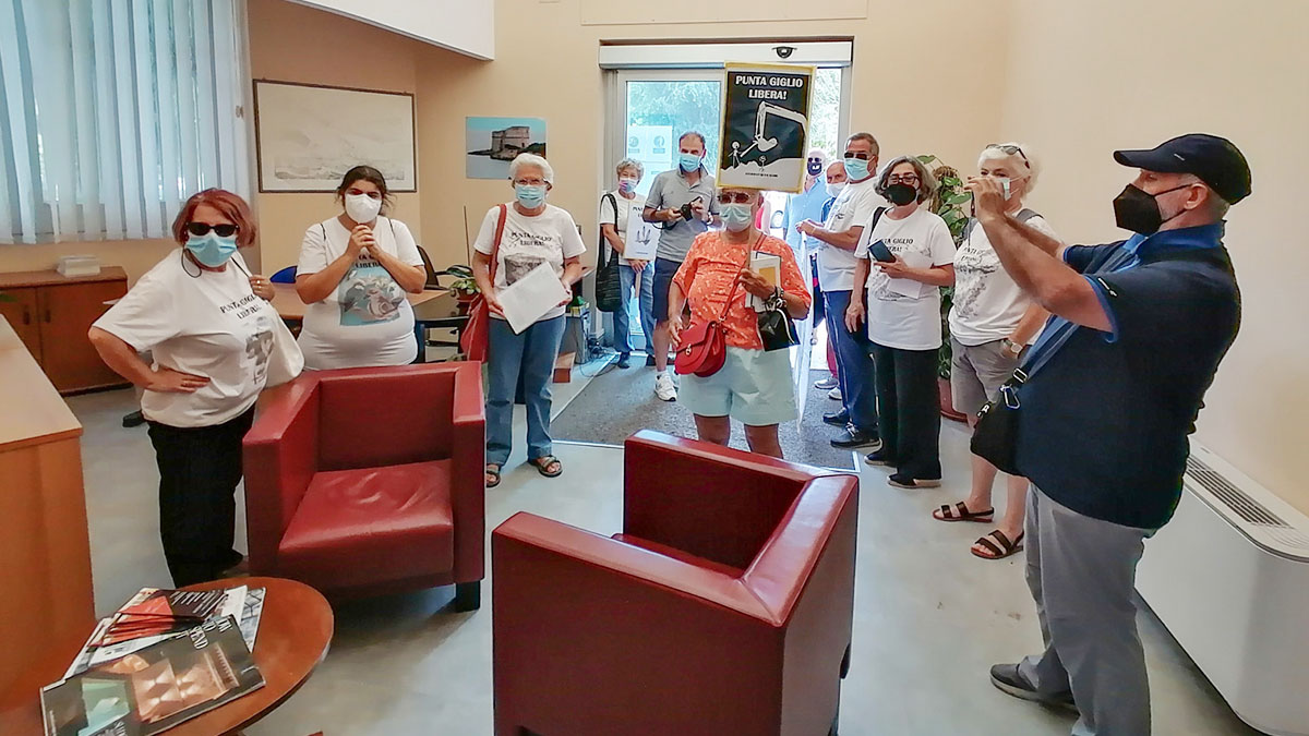 Alghero, consegna firme per bloccare i lavori e liberare Punta Giglio. 📷 Antonio Sini