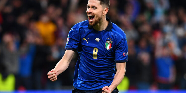 UEFA Euro 2020: Jorginho celebra il gol della vittoria ai calci di rigore nella semifinale tra Italia e Spagna allo stadio di Wembley, 6 luglio 2021. 📷 Claudio Villa/Getty Images