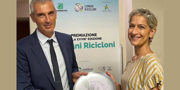 Giuseppina Carnimeo (direttore generale CIAL) consegna la targa all'Assessore Guarracino