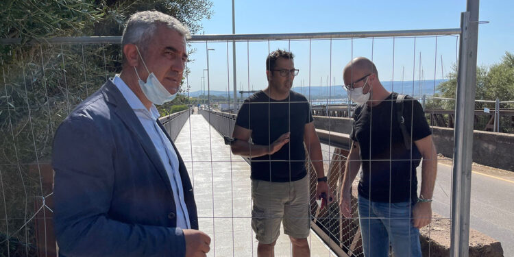 Il sopralluogo del sindaco Conoci sul ponte di Fertilia