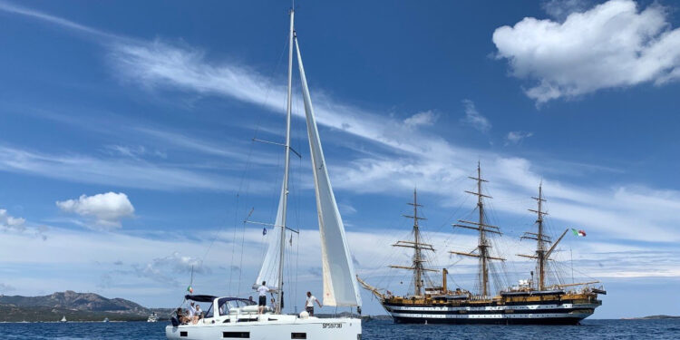 L’Amerigo Vespucci tra i super yacht della Costa Smeralda