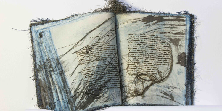 Maria Lai, “Libro cucito, Passeri”. 📷 Giorgio Dettori. ©Archivio Maria Lai