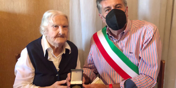 La signora Maria Perla con il presidente del Consiglio Comunale di Cagliari, Edoardo Tocco