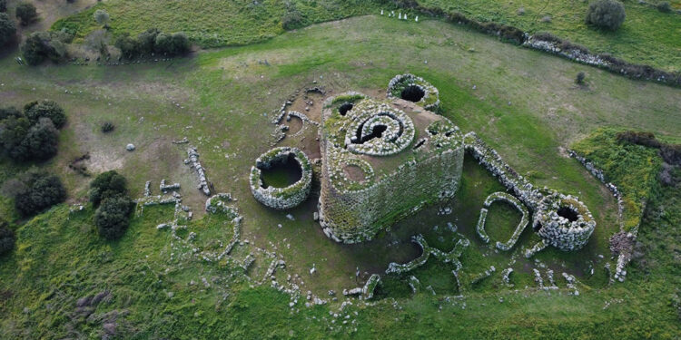 Nuraghe Losa. ? @nuragando - nurnet.net
