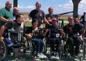 Il presidente CIP Sardegna Cristina Sanna con il CT Barberini e i protagonisti della giornata paralimpica di tiro a volo