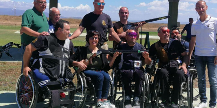 Il presidente CIP Sardegna Cristina Sanna con il CT Barberini e i protagonisti della giornata paralimpica di tiro a volo