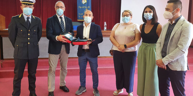 La donazione del Dae al Sindaco Campus