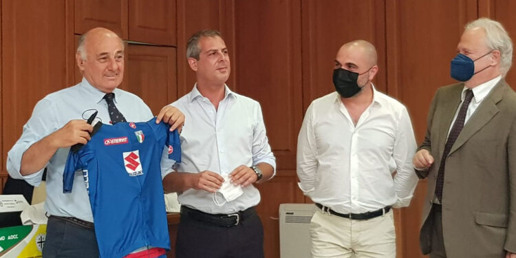 Settimana ciclistica italiana. Consegna maglia all'amministratore straordinario della Provincia di Sassari Pietrino Fois