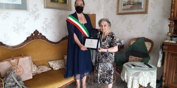 Oristano, la centenaria Francesca Maria Nieddu con l'assessore Marcella Sotgiu