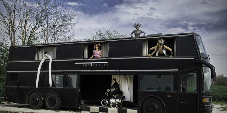 "Bus Theater" 📷 Adriana Gallinella