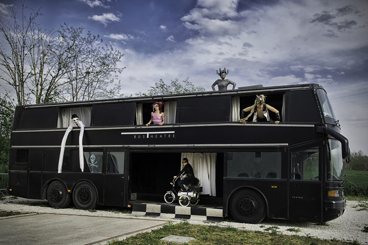 "Bus Theater" 📷 Adriana Gallinella