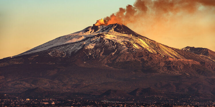 Catania e l'Etna. 📷 Adobe Stock | Alberto Masnovo