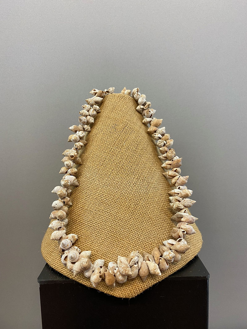 Collana con vaghi di columbella rustica, Grotta Rifugio, Oliena, 4900-4400 a.C.