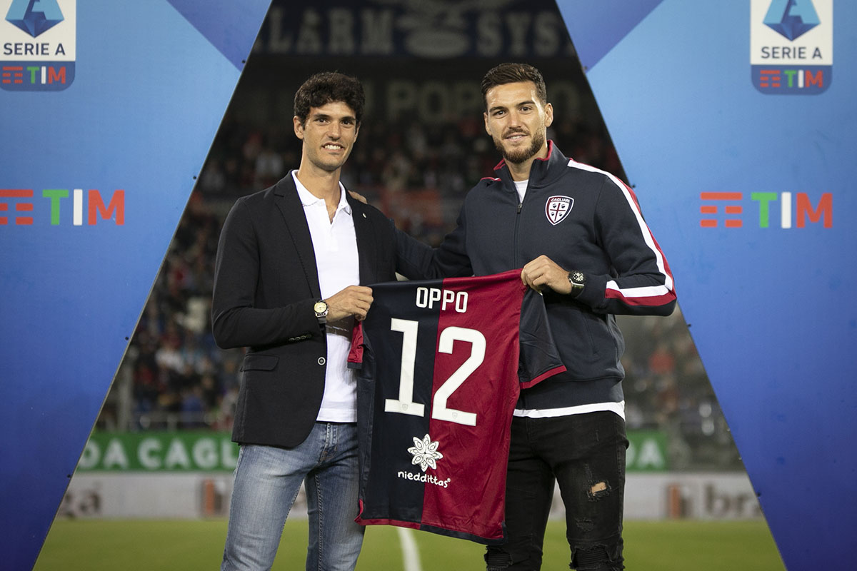 Stefano Oppo riceve la maglia ufficiale del Cagliari