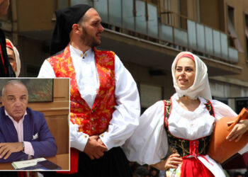 Costume tradizionale di Assemini (? Gianni Careddu - Opera propria, CC BY-SA 4.0), nel riquadro l'assessore Chessa