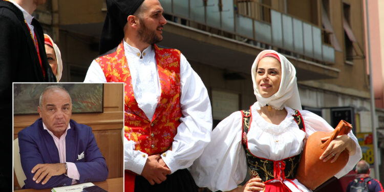 Costume tradizionale di Assemini (📷 Gianni Careddu - Opera propria, CC BY-SA 4.0), nel riquadro l'assessore Chessa