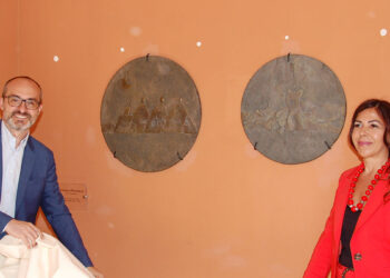 I bassorilievi di Antonello Ottonello alla Galleria Comunale d’Arte di Cagliari (nella foto il Sindaco Truzzu e l'Assessora Picciau)