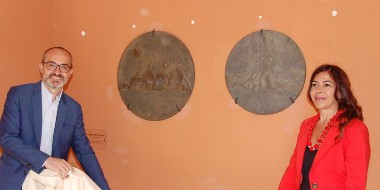 I bassorilievi di Antonello Ottonello alla Galleria Comunale d’Arte di Cagliari (nella foto il Sindaco Truzzu e l'Assessora Picciau)