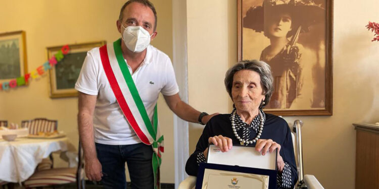 Il Sindaco Lutzu e la centenaria Carmela Tetta
