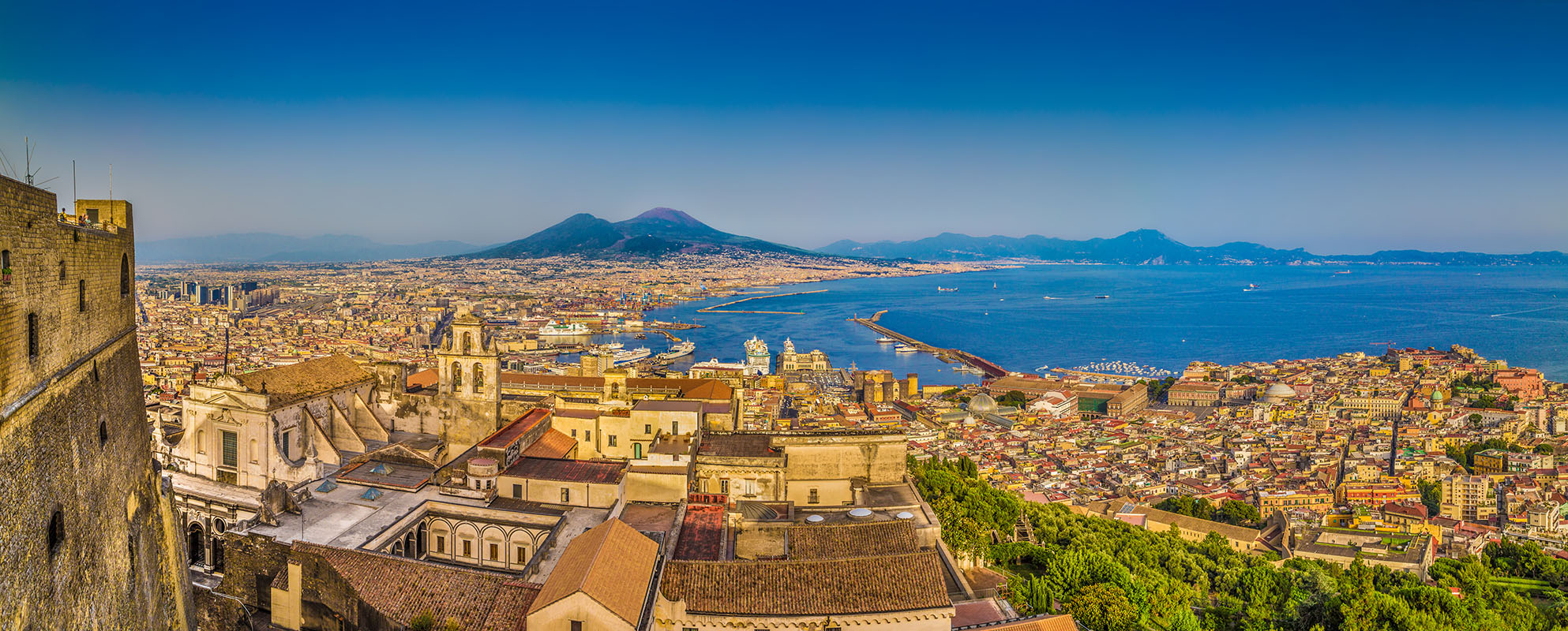 Napoli con il Vesuvio al tramonto. 📷 Adobe Stock | JFL Photography