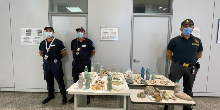 Aeroporto Alghero sequestro sabbia, ciottoli, conchiglie 0921