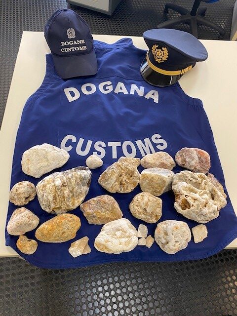 Sequestro di ciottoli e sabbia al porto e all'aeroporto di Olbia