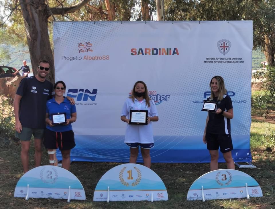 Greg Paltrinieri posa con la nuotatrice paralimpica Francesca Secci